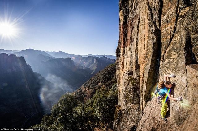 瑞士女教师征服中国绝壁 徒手攀爬305米(图)