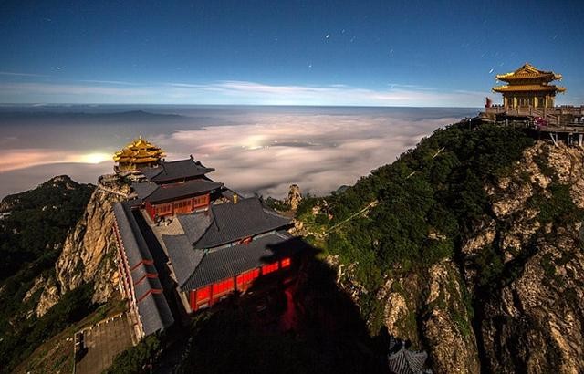 河南省第六届“三山同登”群众登山健身大会在栾川老君山景区成功举办