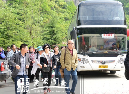     4月25日上午，50余位郑州市民乘坐旅游大巴前往白马潭景区游玩，标志郑州-栾川白马潭旅游直通车正式开通。 