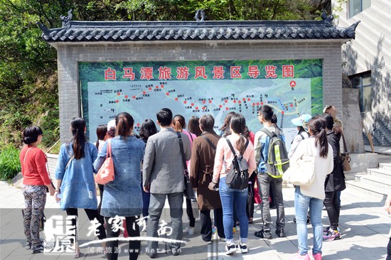  4月25日上午，50余位郑州市民乘坐旅游大巴前往白马潭景区游玩，标志郑州-栾川白马潭旅游直通车正式开通。 