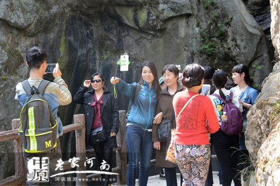     4月25日上午，50余位郑州市民乘坐旅游大巴前往白马潭景区游玩，标志郑州-栾川白马潭旅游直通车正式开通。 